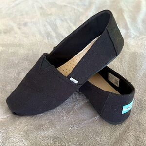 Toms Women’s Classic Canvas Slip on